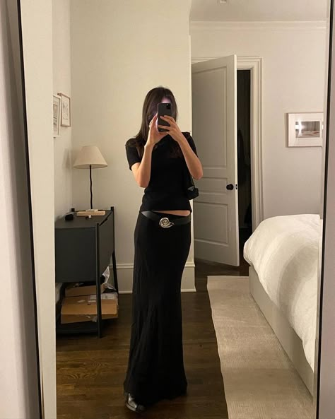 Skirt Tshirt Outfit, Long Tshirt Outfit, Grey Maxi Skirt Outfit, Black Skirt Outfit Winter, Long Black Skirt Outfit, Winter Maxi Skirt Outfit, Black Maxi Skirt Outfit, Black Tshirt Outfit, Black Top Outfit