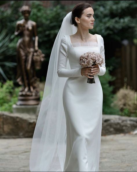 Classy Elegant Wedding Dress Modest, Classy Elegant Wedding Dress Mermaid, Simple Elegant Wedding Dress Classy, Elegant Modest Wedding Dresses, Bella Swan Wedding Dress, Christian Wedding Gowns, Gorgeous Wedding Dress Princesses, Plain Wedding Dress, Minimal Wedding Dress