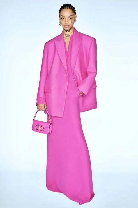 Valentino Pre-Fall 2023 Fashion Show | Vogue Pre Fall 2023, Valentino Collection, Monochromatic Outfit, Mode Abaya, Full Circle Skirts, Style 2023, 2023 Collection, Business Suit, Total Look