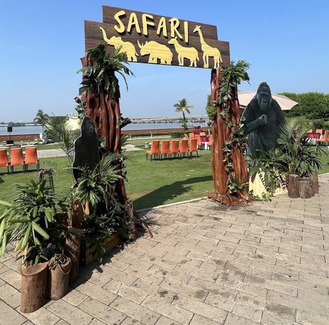 Event Entrance Design, African Safari Theme, Jungle Theme Decorations, Camping With Teens, Event Entrance, Wild Birthday Party, Jungle Theme Birthday, Vbs Themes, Zoo Party