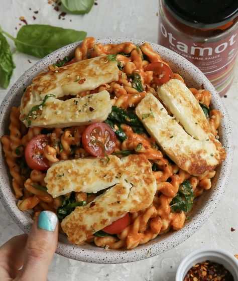 Halloumi Pasta Bake, Haloumi Recipes Dinner, Meals With Halloumi, Halloumi Pasta Recipes, Chicken And Halloumi Recipes, Halloumi Meals, Hallumi Recipes Dinner, Halloumi Recipes Dinner, Uni Food Ideas