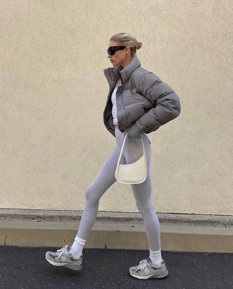 Gray Puffer Jacket Outfit, Winter Vacation Outfits, Puffer Outfit, Grey Puffer Jacket, White Puffer Jacket, Puffer Jacket Outfit, Grey Puffer, Look Adidas, Estilo Indie