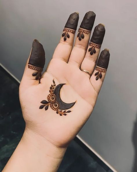 Unique Small Mehndi Designs, Unique Henna Back Hand, Mandi Design For Eid, Mehndi Designs With Moon, Small Henna Tattoo Ideas Finger, Simple Mehndi Designs For Small Hands, Small Finger Henna Designs, Small Leg Henna Designs, Easy Small Mehandi Designs