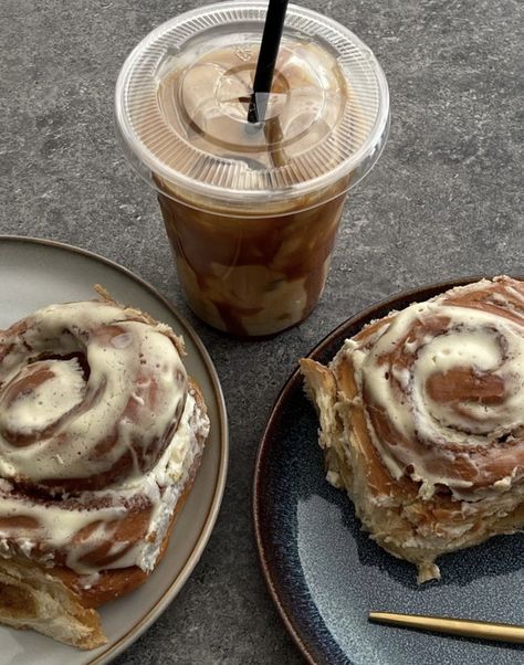 Cinnamon Rolls And Coffee Aesthetic, Cinnamon Roll And Coffee Aesthetic, Cinnamon Coffee Aesthetic, Cinnamon Bun Aesthetic, Cinnamon Aesthetic Girl, Winter Coffee Drinks Recipes, Food Aesthetics Instagram, Winter Aesthetic Coffee, Cinnamon Roll Aesthetic