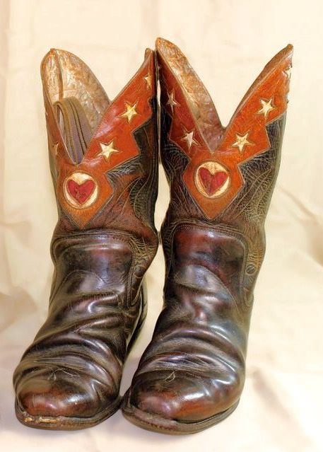 70s Cowboy Boots, Cool Cowboy Boots, Cheap Cowboy Boots, Cowboy Boots Vintage, Custom Cowboy Boots, Shoe Cupboard, Cowboy Shoes, Vintage Cowboy Boots, Modern Western