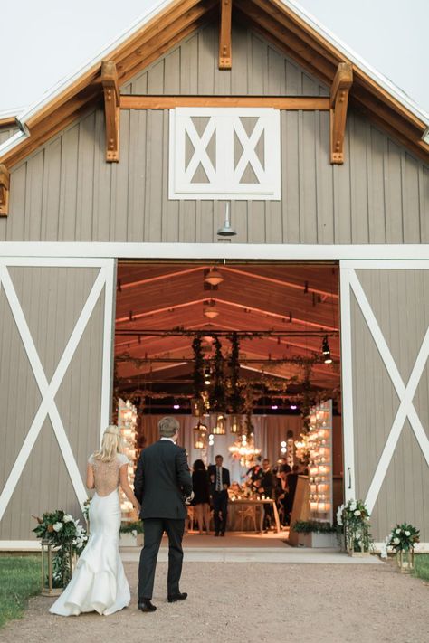 42 Barn Wedding Ideas for Any Style Barn Wedding Ideas, Barn Wedding Photos, Barn Wedding Reception, Country Barn Weddings, Barn Wedding Decorations, Country Barn, Wedding Barn, Farmhouse Wedding, Future Wedding Plans