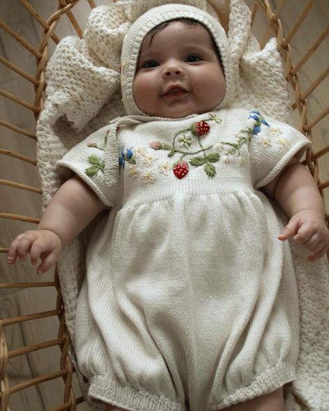 🍓🫐 STRAWBERRY DELIGHT 🍓🫐 We’re totally smitten with Mama @mariemiichrob ‘s little cutie in our enchanting Strawberry knits! 👶✨ A bonnet and romper so magical, it’s pure love. ❤️🧸 . . . #shirleybredal #luxurybabywear #clothesforkids #organickids #kidsinstafashion #kidsfashionbook #kidsstyleinspo #babystyles #kidsstyles #kidzfashion #organickidswear #organickidsclothes #babyboyoutfits #babygirloutfits #babyoutfitideas #modernkids #stylishkid #cutebabyclothes #runwildmychild #talesofthemoment ... Vintage Baby Outfits, Baby Girl Aesthetic, Baby Born Clothes, Strawberry Delight, Clothes For Babies, Strawberry Baby, Pretty Pregnant, Handmade Baby Clothes, Baby Closet