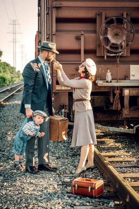 50s Family Photoshoot, Family Vintage Photoshoot, Vintage Family Photoshoot Ideas, Themed Family Photoshoot Ideas, Family Photo Concept, Vintage Family Photoshoot, Retro Family Photos, 1920s Photoshoot, 1920s Family