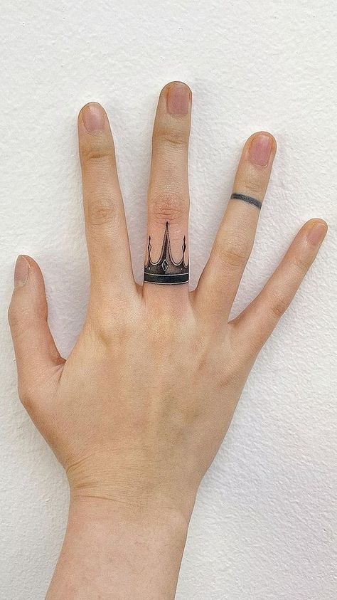 Tattoo King Crown, King Crown Finger Tattoo, Finger Crown Tattoo Men, Hand Crown Tattoo, Crown Finger Tattoo Men, Crown On Hand Tattoo, Crown Ring Finger Tattoo, Finger Crown Tattoos For Women, Small Crown Tattoo Men