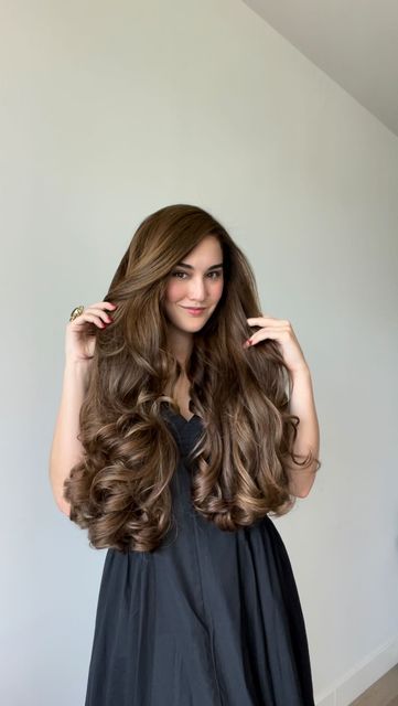 Long Voluminous Hair, Black Wavy Hair, Filter Ig, Curls For Long Hair, Hair Photography, Long Hair Pictures, Lustrous Hair, Voluminous Hair, Long Brown Hair