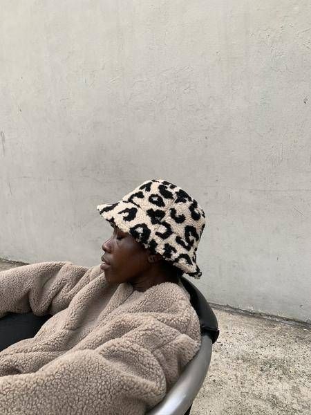 5 Winter Accessory Trends I'm Lowkey Buying on the Cheap | Who What Wear Bucket Hat Hairstyles, Cheetah Bucket Hat, Bucket Hat Aesthetic, Fuzzy Bucket Hat, Bucket Hat Fashion, Hat Aesthetic, Cold Weather Outfit, Simple Sweaters, Bucket Hat Black