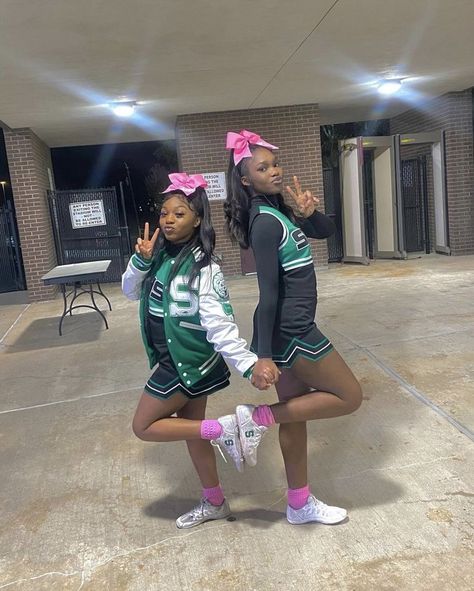 Black Cheerleader Aesthetic, Cheer Black, Black Cheerleaders, Cheer Things, Cheerleading Cheers, Cute Cheer Pictures, Cheer Picture Poses, Cheer Poses, Cheer Practice