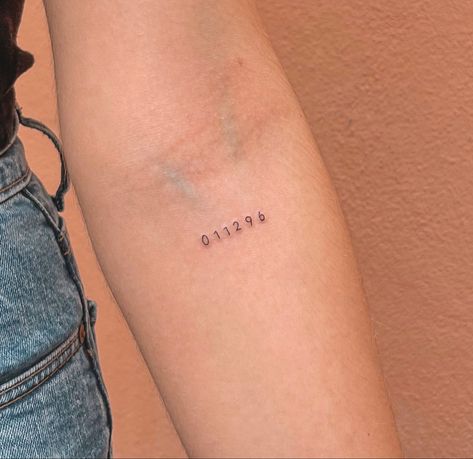 Unique Minimalist Tattoo, Mutterschaft Tattoos, Line Tattoo Ideas, Tattoos Simple, Date Tattoos, Number Tattoos, Small Forearm Tattoos, Word Quotes, Small Pretty Tattoos