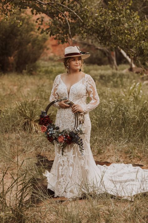 Rustic Country Wedding Hairstyles The Bride, Rope Wedding Bouquet, Lasso Bouquet, Western Rope Bouquet, Western Wedding Hats For Bride, Western Bride Bouquet, Western Bride Dress, Western Bridal Bouquet, Western Bouquet