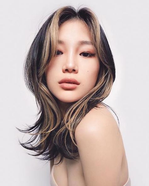 Asian Hair Blonde Highlights, Medium Asian Hair, Asian Hair Highlights, Asian Hairstyles, Blonde Layered Hair, Straight Hairstyles Medium, Hair Color Streaks, Asian Short Hair, Pretty Hair Color