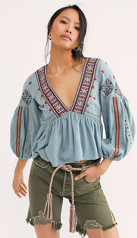 Cute boho top | embroidered blouse | bohemian | vintage fashion ... Boho Things, Tshirt Details, Dramatic Sleeves, Free People Blouse, Bohemian Tops, Free People Skirt, Short Dresses Casual, Flowy Top, Flowy Tops