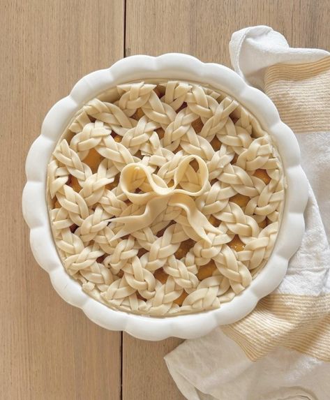 Medevil Food Recipes, Thanksgiving Pie Ideas, Pie Decorating Ideas, Pretty Pie Crust, Pie Crust Top, Decorative Pie Crust, Pie Crust Designs, Pie Decoration, Seasonal Baking