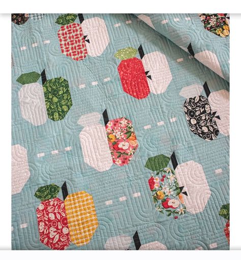 Apple Quilt Pattern, Apple Quilts, Pumpkin Quilts, Apple Quilt, Fun Quilts, Layer Cake Patterns, Pretty Quilts, Bed Quilts, Cupcake Queen