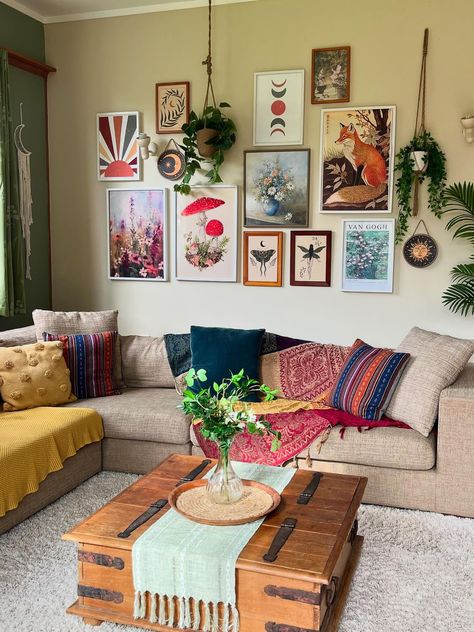 Living Room Thrift Decor, Thrifted Apartment Living Room, Retro Boho Home Decor, Hippie Living Room, Deco Studio, Aesthetic Living Room, Style Deco, Apartment Decor Inspiration, Paint Colors For Living Room