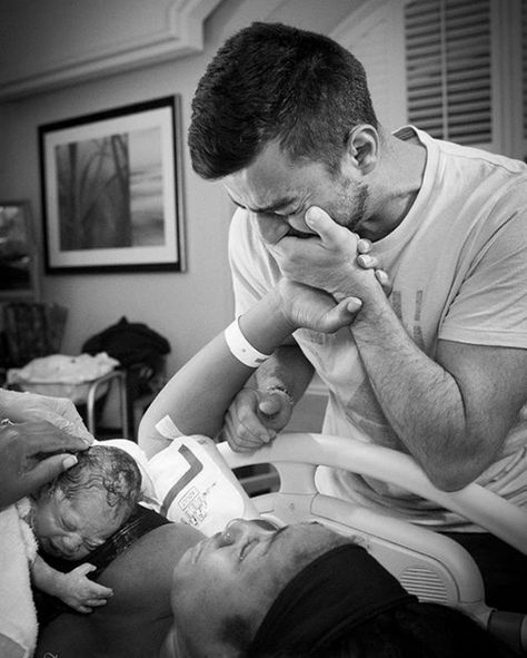 10+ Powerful Photos Of Dads In The Delivery Room To Celebrate Father's Day Delivery Room Pictures, Delivery Room Photography, Delivery Room Photos, Birth Photography Hospital, Baby Hospital Photos, Labor Photos, Birth Story Photography, Newborn Hospital Pictures, Baby Hospital Pictures