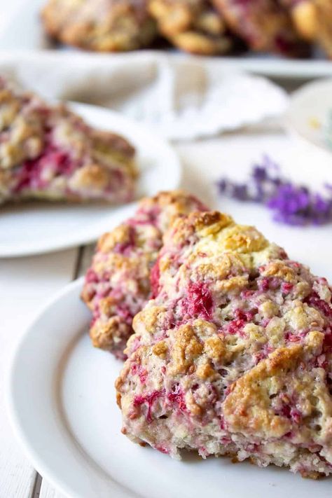 Raspberry Scones Raspberry Scone, Raspberry Breakfast, Lemon Cake Easy, Raspberry Scones, Scone Recipes, Frozen Raspberries, Midday Snack, Lemon Buttercream, Raspberry Recipes