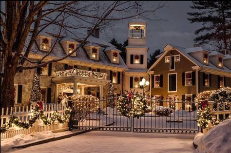 Perfect Xmas Manor Decorating Ideas For Apartments, Winter House Exterior, Decor Ideas For Apartments, Ideas For Apartments, Mansion Exterior, Mill House, Christmas Destinations, Dream Life House, Dream House Rooms