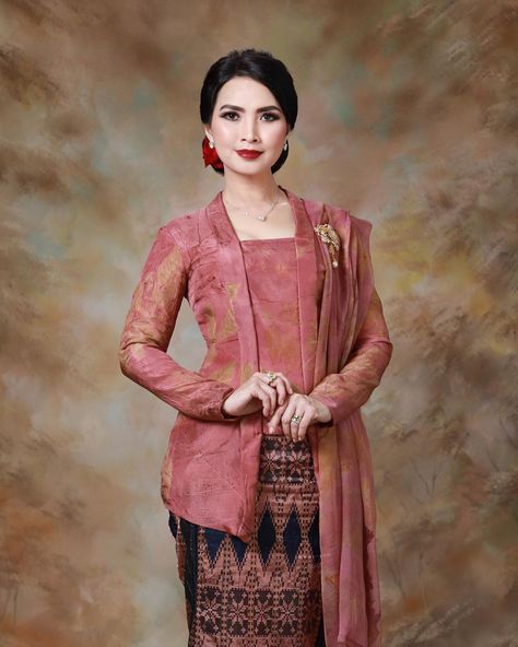 Liliana tanoesoedibjo menggunakan Kebaya - Pakaian tradisional Indonesia. Javanese traditional clothing. #culture #budaya #clothes #outfit #attire Indonesia Traditional Clothes, Fire Planet, Indonesian Kebaya, Kebaya Graduation, Model Dress Kebaya, Indonesia Traditional, Kebaya Lace, Ootd School, Indonesian Wedding