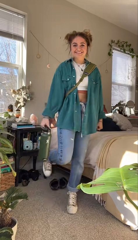 Gronola Girl Aesthetic Outfits, Midwestern Grunge Outfit, Bluegrass Aesthetic Outfit, Indie Outfits Spring, Noah Kahan Concert Outfit Winter, Granola Girl Concert Outfit, Cordory Jacket Outfit, Casual Thrifted Outfits, Folk Concert Outfit Winter