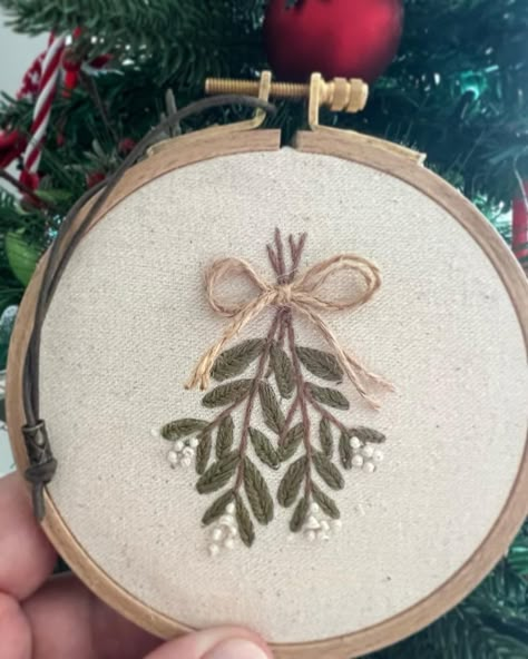 Christmas Embroidery Mistletoe, Tea Towel Embroidery Ideas, Embroidery Mistletoe, Embroidery Ornaments Diy, Embroidered Mistletoe, Diy Mistletoe, Mistletoe Embroidery, Mistletoe Diy, Xmas Embroidery