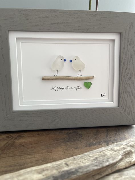 Sea Glass Art Pictures, Seaglass Wedding, Chicken Wire Picture Frame, Last Minute Wedding Gifts, Coastal Gallery Wall, Last Minute Wedding, Glass Art Pictures, Sea Glass Crafts, Glass Pictures