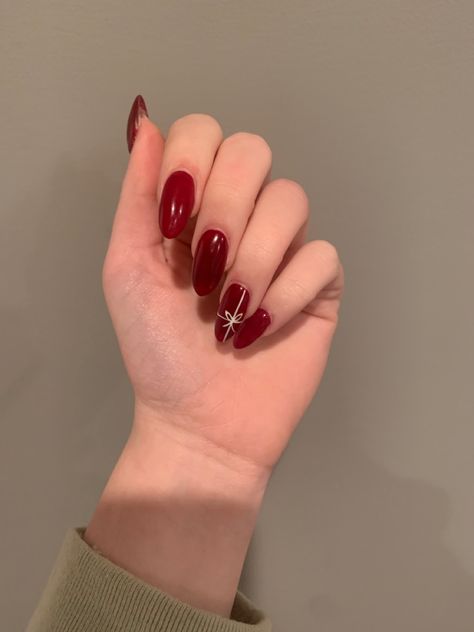 Red Christmas Nails Aesthetic, Christmas Nails Minimalist, Diy Nails Flowers, Edgy Christmas Nails, Dark Red Christmas Nails, Christmas Nails Ideas, Christmas Nail Art Ideas, Asian Nails, Cute Christmas Nails