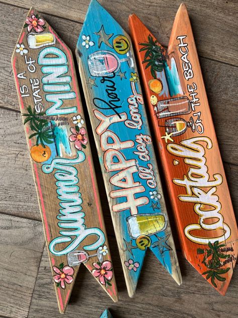 #handmade #handpainted #handlettering #recycledwood #oldwood #handillustrated Beach Themed Garden, Bar Signs Diy, Diy Pallet Wall Art, Poolside Decor, Diy Pallet Wall, Beach Room Decor, Primitive Painting, Painting The Roses Red, Tiki Bar Decor