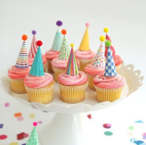 Cupcake Garland, Mini Party Hats, Miniature Hats, First Birthday Cupcakes, Circus Cake, New Birthday Cake, Toppers Diy, Animal Cupcakes, Cake Candy