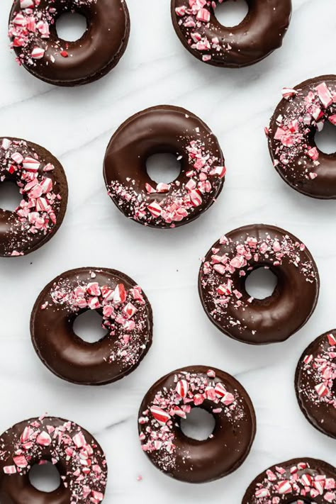 vegan peppermint mocha donuts Vegan Peppermint Mocha, Donat Glaze, Donuts Ideas, Holiday Donuts, Donut Ideas, Peppermint Recipes, Christmas Donuts, Vegan Donuts, Gluten Free Donuts