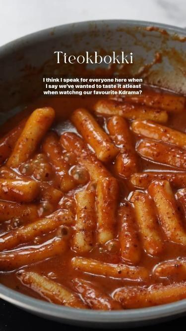 Tteokbokki Topokki Korean, Samyang Carbonara, Tteokbokki Recipe, Korean Street Food Recipes, Mapo Tofu, Vegetarian Fast Food, Tastemade Recipes, Korean Street Food, Tasty Recipes Videos