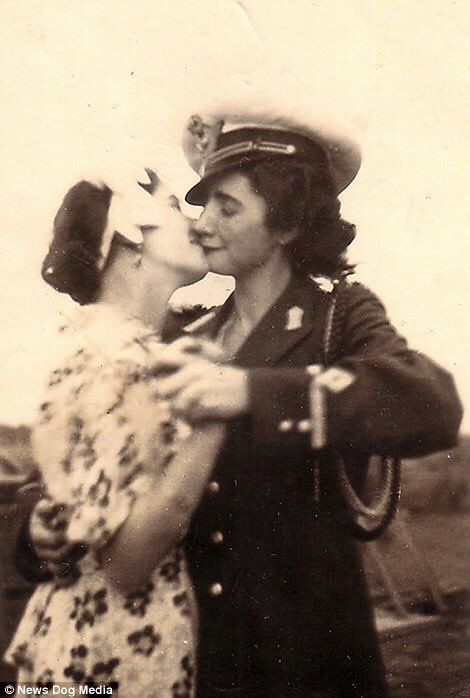 1940s Lesbians, Old History Photos, Two Girls Reference, Sapphic Poses, 20s Photos, Kissing References, Vintage Photo Aesthetic, Old Black And White Photos, Love Core