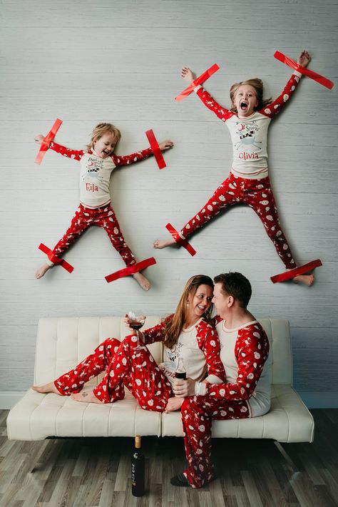 Funny Photoshoot, Fun Christmas Photos, Family Christmas Pictures Outfits, Funny Christmas Photos, Dog Christmas Pictures, Christmas Couple Pictures, Photoshoot Christmas, Christmas Pictures Outfits, Funny Family Photos