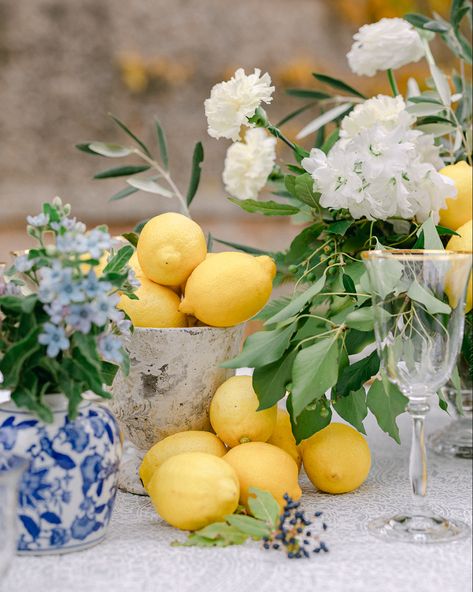 This Italian wedding inspiration shows why we love lemon decor... Amalfi Coast Theme Party Wedding Table Decor, Orange And Lemon Wedding Theme, Italian Wedding Lemon Decor, Wedding Decor Italian Style, Wedding Decorations Italian Style, Italian Wedding Sweetheart Table, Amalfi Style Wedding, Italian Themed Flower Arrangements, Wedding In Sicily Italy