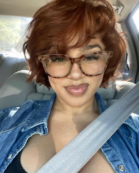 Tiktok Star, Short Hair Pixie Cuts, Short Sassy Hair, Hairdos For Curly Hair, Pretty Hair Color, Crop Hoodie, Short Natural Hair Styles, Shoulder Cut, Baddie Hairstyles