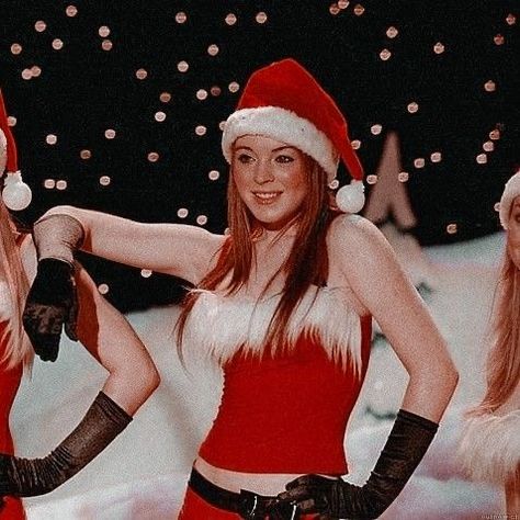 Cady Mean Girl, Mean Girls Christmas, Christmas Profile Pictures, Christmas Outfit Aesthetic, Mean Girls 2004, Mean Girls Aesthetic, Cady Heron, Outfits 2014, Baby Christmas Photos