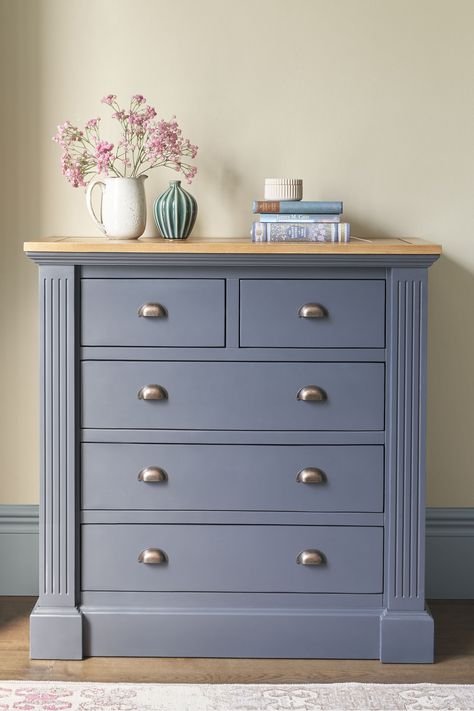 In the Highgate 2+3 blue chest of drawers, you'll find strength and an elegant style. Highgate town and country looks feature in the inky blue paint, rustic oak top and copper coloured handles. Refurbished Chest Of Drawers, Drawers Upcycle, Chest Of Drawers Upcycle, Pine Furniture Makeover, Drawers Makeover, Country Looks, Handle Ideas, Unit Kitchen, Chest Of Drawers Makeover