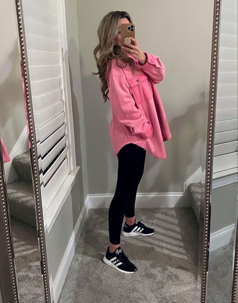 Comfy Mom Outfits Spring, Pink Athleisure Outfits, Sport Mom Outfit, Tunic Outfit Winter, Outfit Leggins, Momma Outfits, Sports Mom Outfit, Pink Shacket, Pink Athleisure