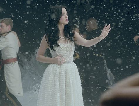 Katy Perry Unconditionally Music Video - i seriously love this dress Katy Perry Unconditionally, Katy Perry Music, Katy Perry Dress, Cardi B, Khloe Kardashian, Ed Sheeran, Melanie Martinez, Miley Cyrus, Nicki Minaj