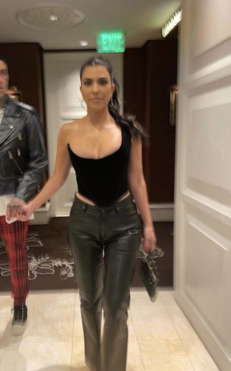 Kardashian Going Out Outfits, Celebrity Night Out Outfit, Celebrity Going Out Outfits, Kourtney Outfits, Kardashian Casual Outfit, Kourtney Kardashian Travis Barker, Kourtney Kardashian Travis, Kourtney Kardashian 2018, Kourtney Kardashian Style