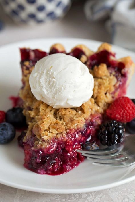 This Triple Berry Pie isn't only easy but is fresh and delicious! This fruity dessert has an amazing berry pie crumble on top and is perfect all year long. Mixed Berry Pie Recipe, Berry Pie Recipe, Triple Berry Pie, Mixed Berry Pie, Lil Luna, Pie Crumble, Berry Dessert, Berry Pie, Fruity Desserts