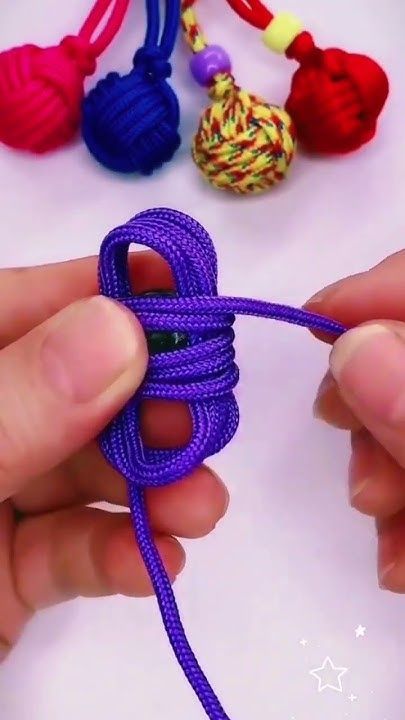 How to Make a Cool Paracord Keychain in Minutes! How Make Keychains, How To Make A Keychain, Paracord Keychain Diy Tutorials, Paracord Keychain Instructions, Keychain Diy Easy, Keychain Paracord, Parachute Cord Crafts, Diy Crafts Keychain, Making Keychains