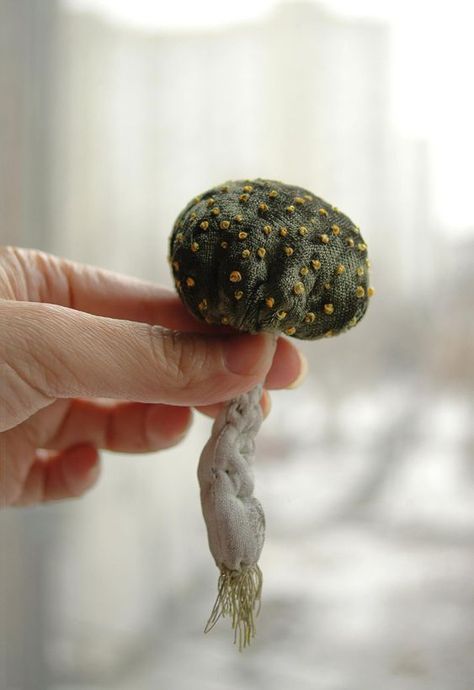 Textile Mushrooms, Diy Textiles Projects, Mushroom Brooch, Mushroom Sculpture, Velvet Acorn, Fabric Sculpture, Mushroom Crafts, Fly Agaric, Textiles Projects