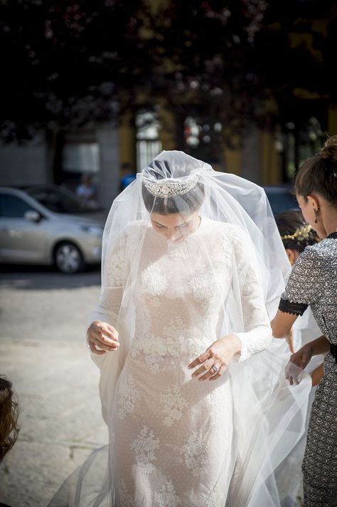 10 Veils we love!!!! which one is your favorite? Bridal veils | Short | long | cathedral | birdcage | floral embroidery | handmade Naeem Khan Hermione De Paula Spring 2019 Ethereal Wedding, Long Sleeve Wedding, Fall Wedding Dresses, Boho Vintage, Wedding Veils, Bridal Inspiration, Wedding Dress Inspiration, Wedding Dress Long Sleeve, Wedding Wear