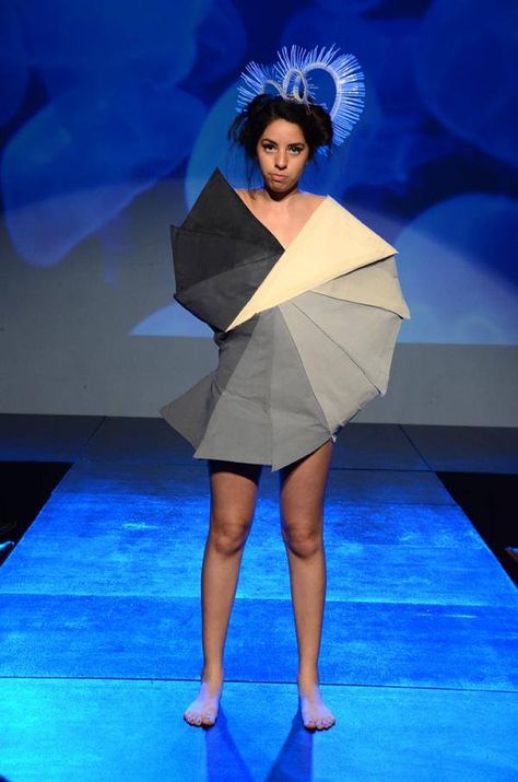 Avant Garde Fashion Couture, Architecture Fashion Design, Toy Block, Deconstruction Fashion, Minimal Dress, Origami Dress, Origami Fashion, Fashion Courses, Geometric Fashion