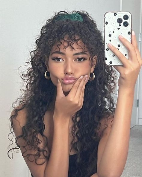 - Check more at https://howcandothis.com/womenstyle/88263/ 3b Curly Hair Bangs, Curly Hairstyles Bangs, Curly Brunette, Pawsitive Vibes, Curly Hair Care Routine, Curly Hair Photos, Curl Hair, Curly Hair Styles Easy, Hairdos For Curly Hair